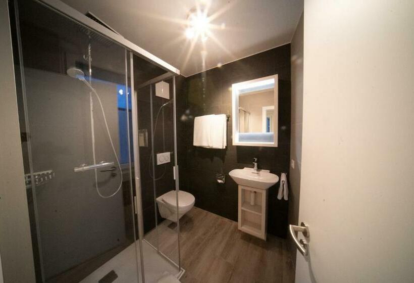 Капсульный Oтель De La Concorde   Self Check In