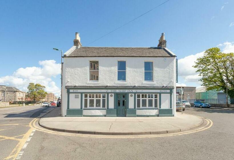 הוסטל The Ship Inn