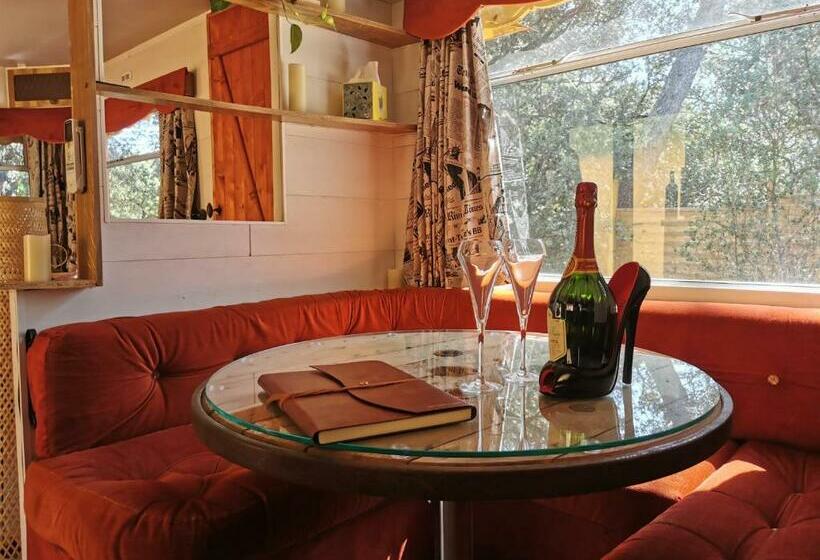 تختخواب و صبحانه Interlude