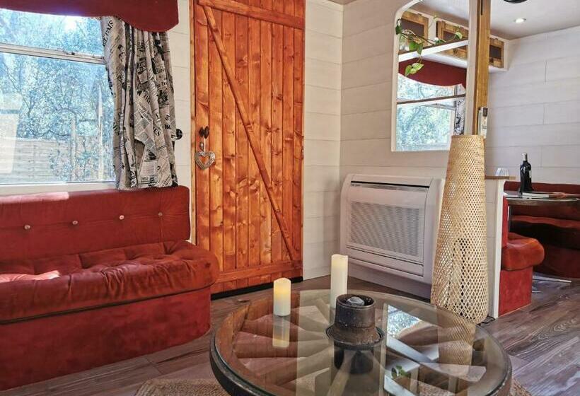 تختخواب و صبحانه Interlude