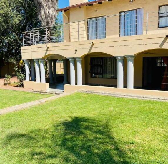 住宿加早餐  Selina Airport Lodge #emzini