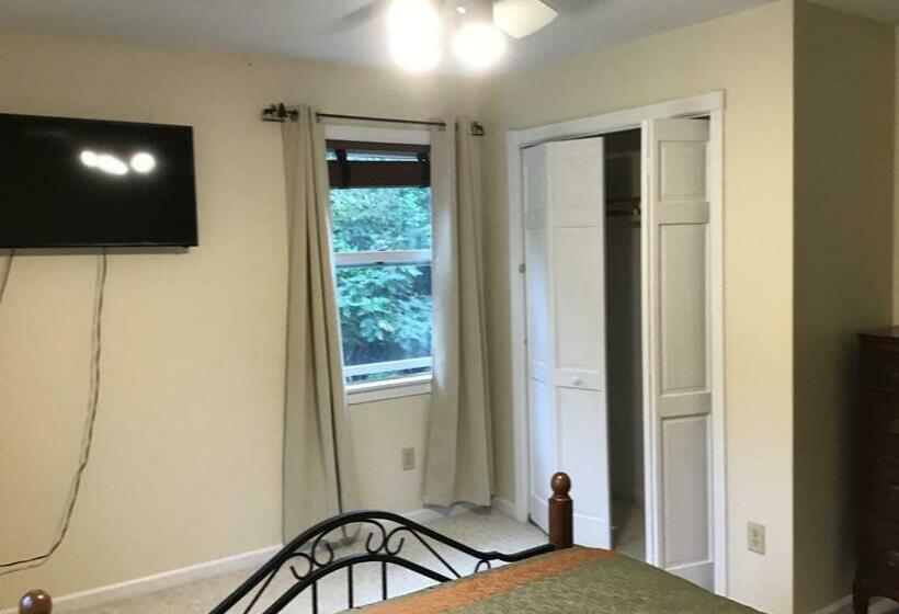 تختخواب و صبحانه Welcome Hikers, Bikers, Boaters N Trailers Etc Plenty Of Private Parking