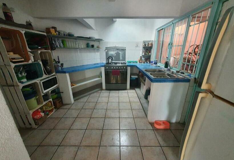 פנסיון Nómadas Hostel