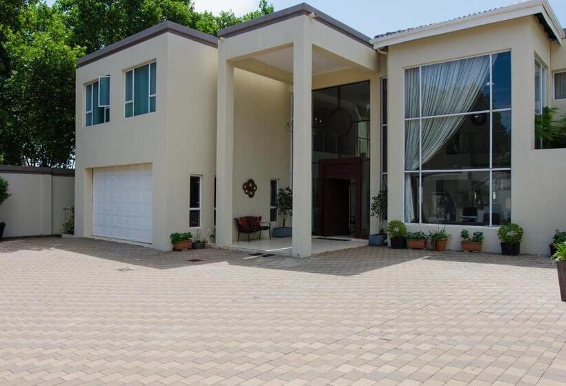 膳宿费 The Houghton Villa