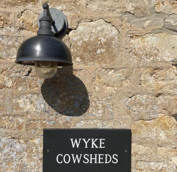 بنسيون Wyke Cowsheds