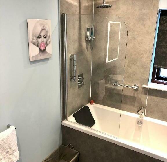 צימר Room On The River