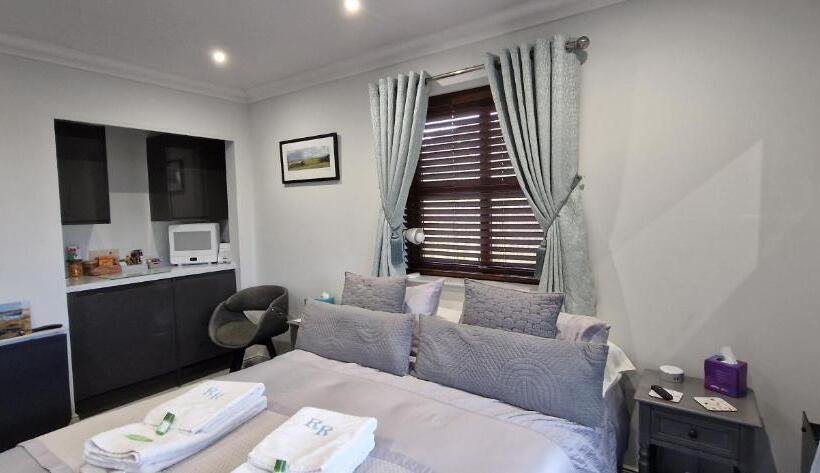 Bed and Breakfast Room On The River