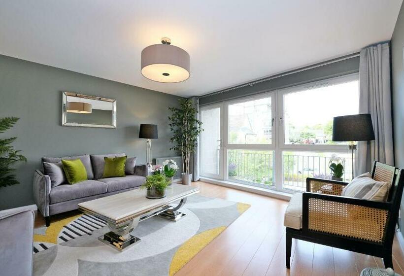 Bright And Spacious Home With A Balcony And City Views