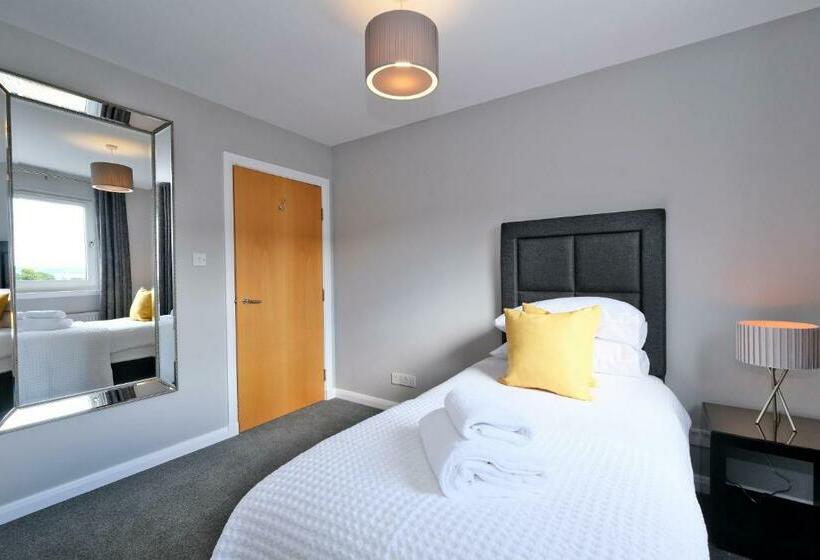 Bright And Spacious Home With A Balcony And City Views