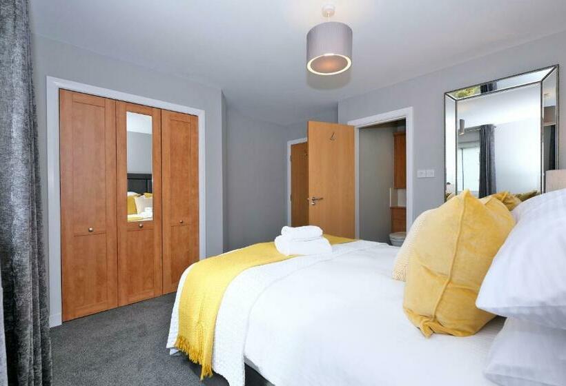 Bright And Spacious Home With A Balcony And City Views