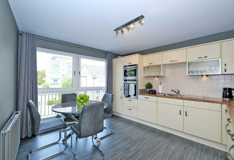 Bright And Spacious Home With A Balcony And City Views