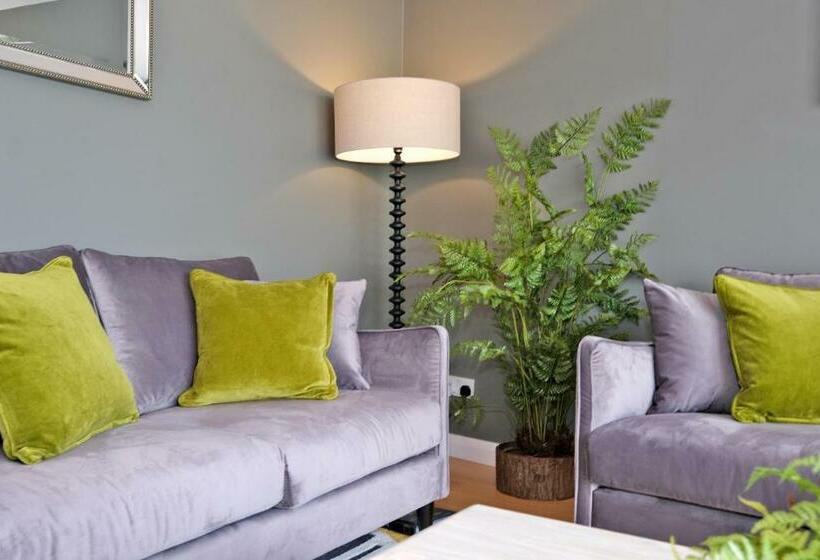 Bright And Spacious Home With A Balcony And City Views