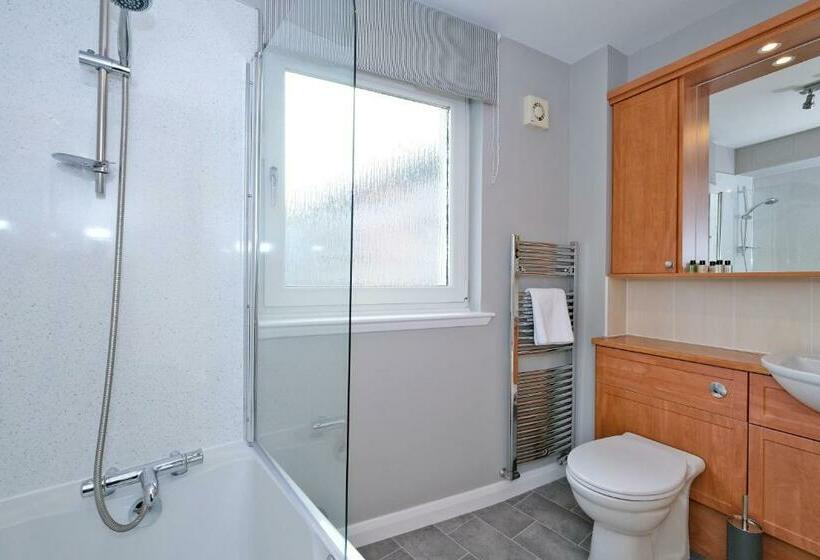 Bright And Spacious Home With A Balcony And City Views