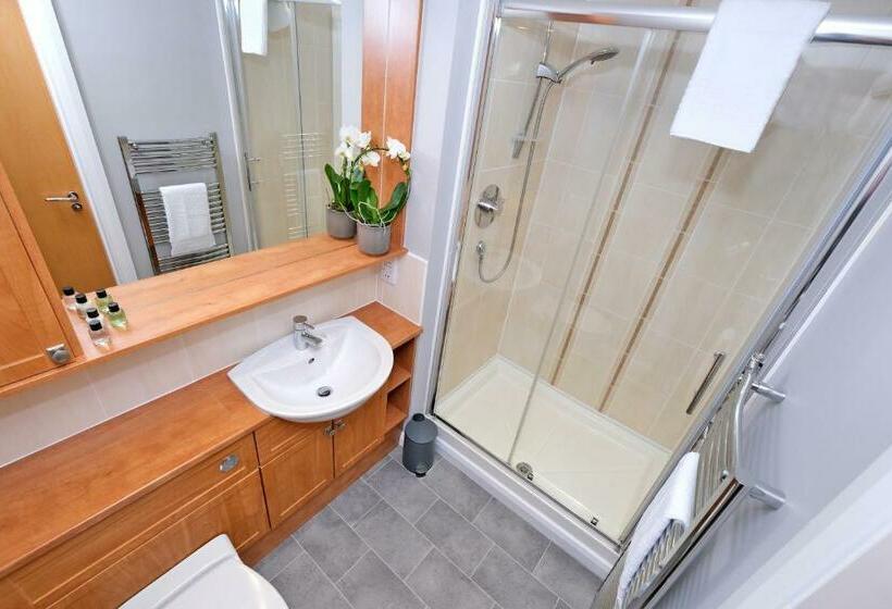 Bright And Spacious Home With A Balcony And City Views