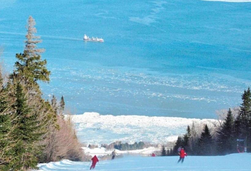 Condo Climatisé Près Du Mont Sainte Anne Avec Parc Aquatique, Piscine, Spa, Gym, Arcades Et Billard
