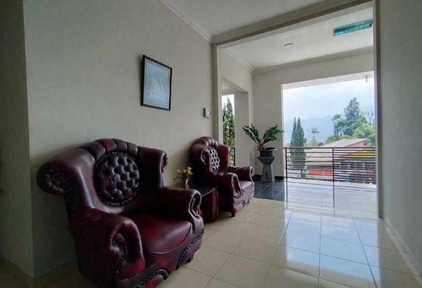 ホテル Arwana Safari Puncak Redpartner