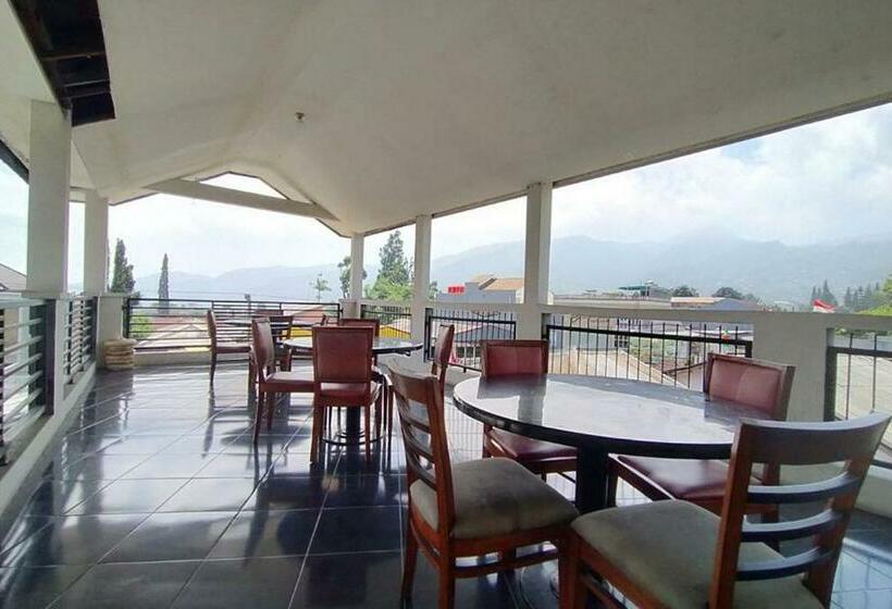 ホテル Arwana Safari Puncak Redpartner