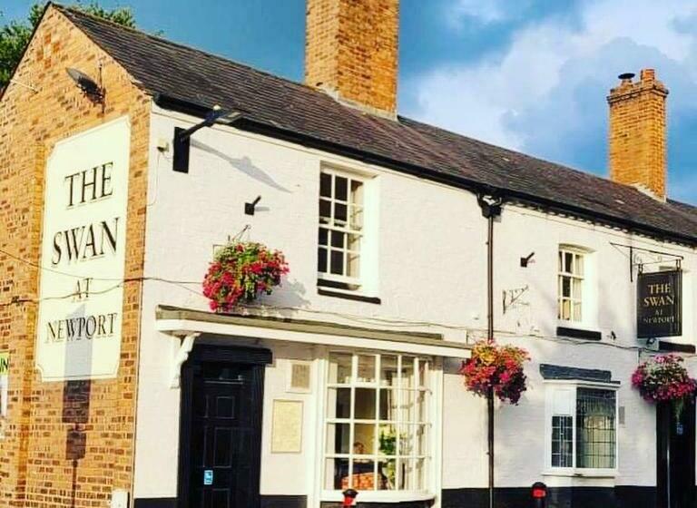 فندق على الطريق The Swan Inn Newport