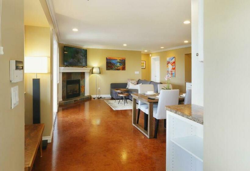 ペンション Lovely J Home  Stunning River View Cozy Two Bedroom Private Suite