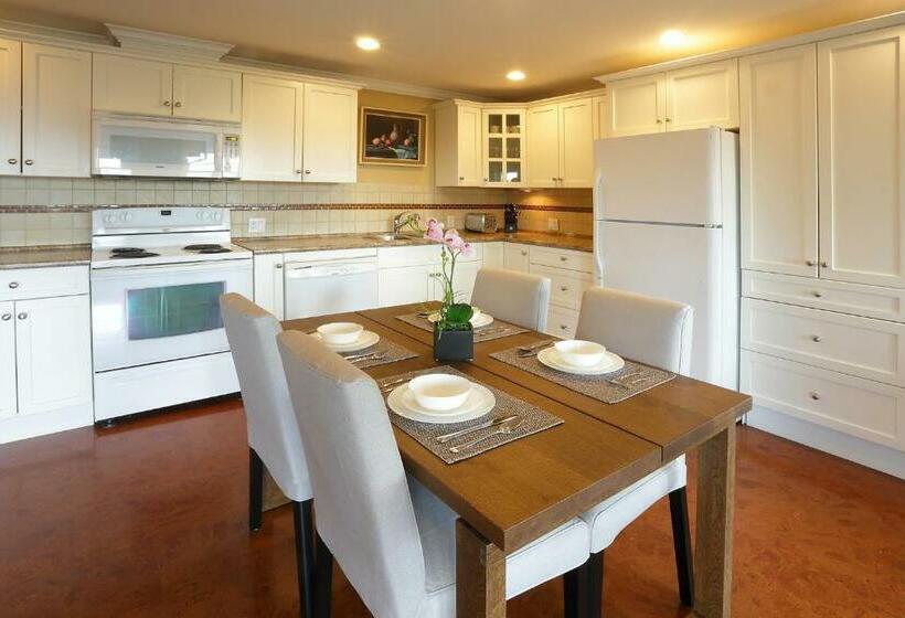 ペンション Lovely J Home  Stunning River View Cozy Two Bedroom Private Suite