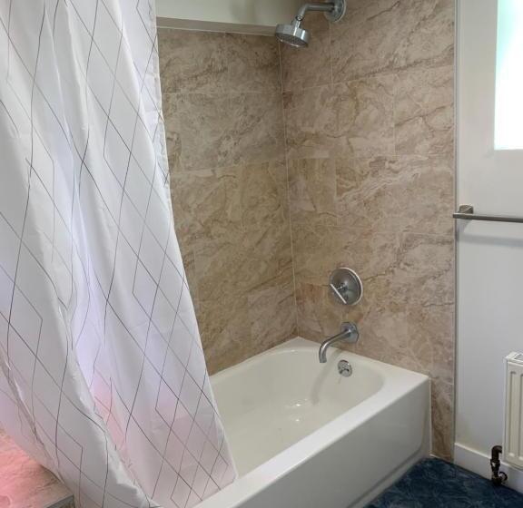 بنسيون Two Bedrooms Private Sweet Kirkland House