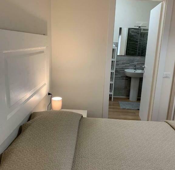 펜션 Affittacamere The Door In The Room And Parking Space