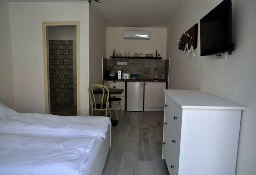 Пансион River Apartment