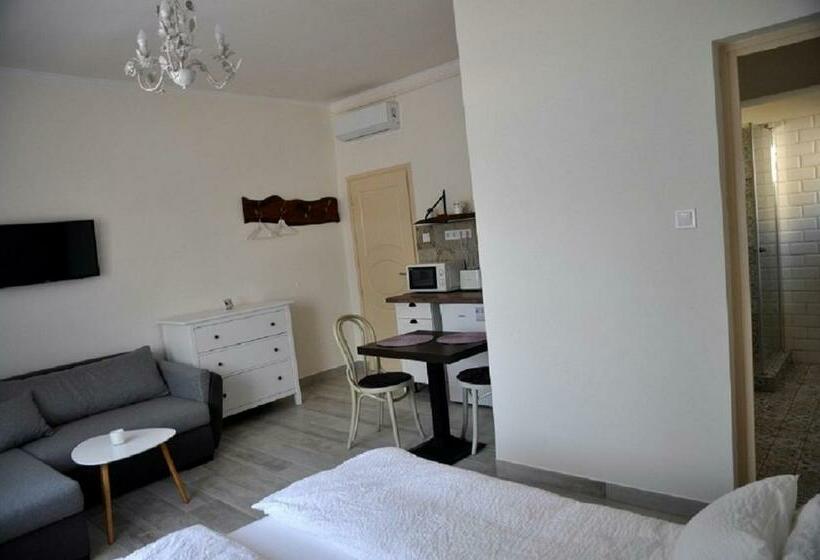 Пансион River Apartment