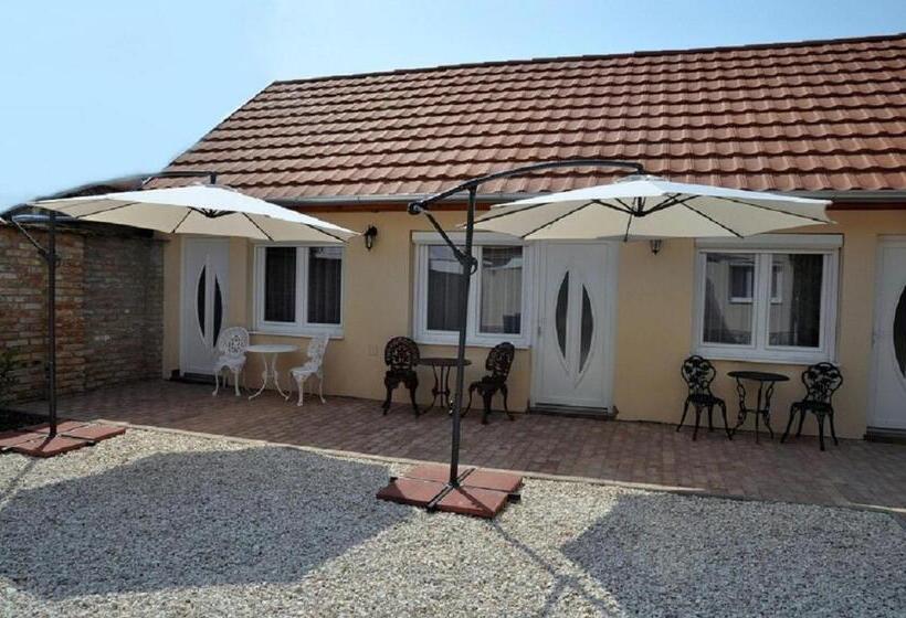 Пансион River Apartment