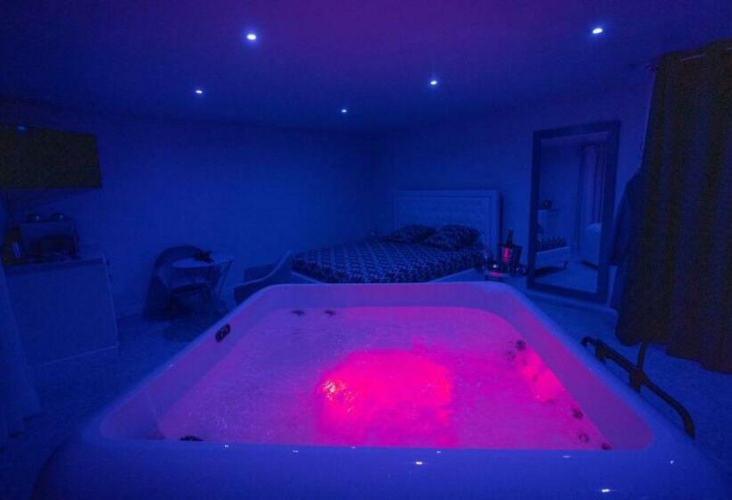 پانسیون Les Suites Love 1 Spa Vue Mer Piscine