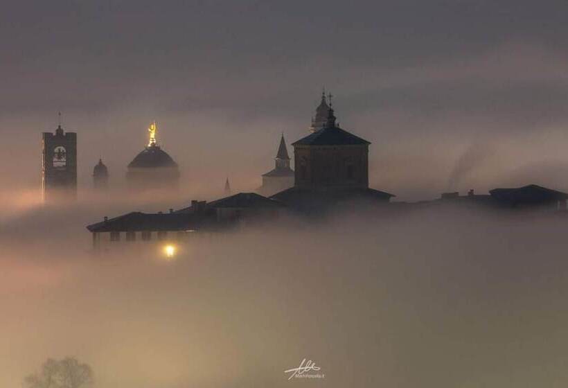 تختخواب و صبحانه Angolo Del Poeta