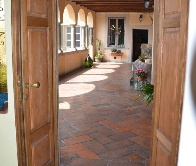 تختخواب و صبحانه Angolo Del Poeta