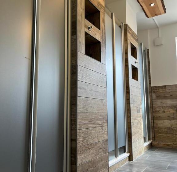 Blue Doors Hostel Ktv