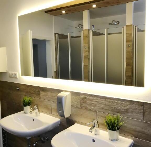 Blue Doors Hostel Ktv