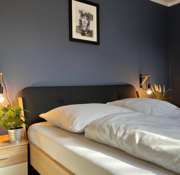 Blue Doors Hostel Ktv