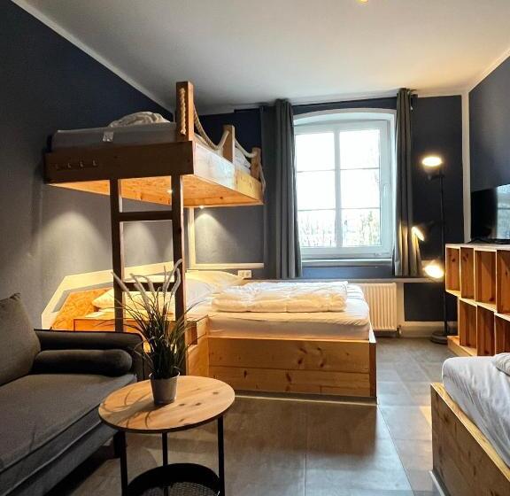 Blue Doors Hostel Ktv