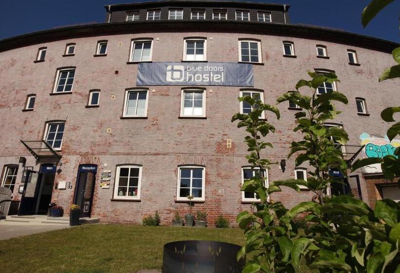 Blue Doors Hostel Ktv