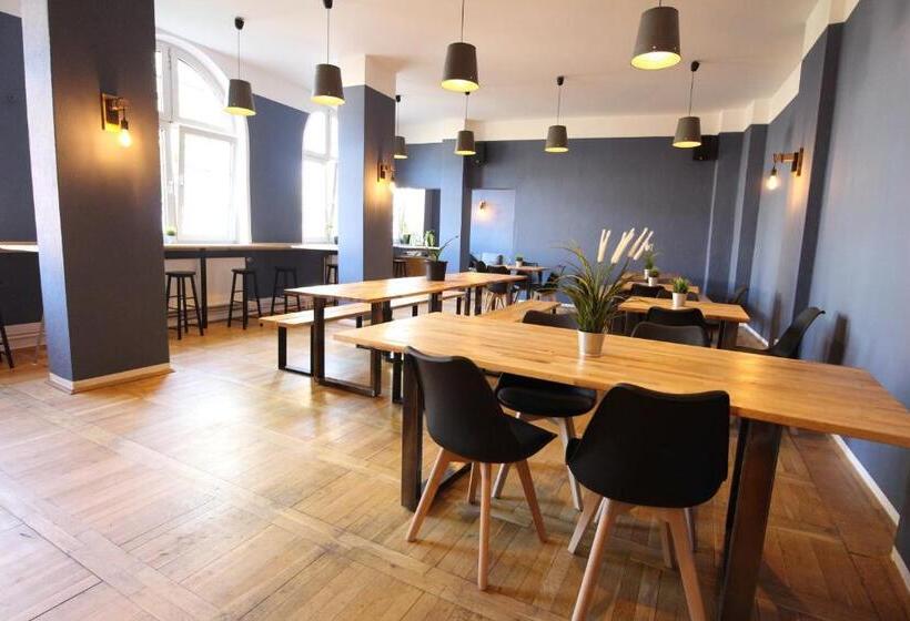 Blue Doors Hostel Ktv