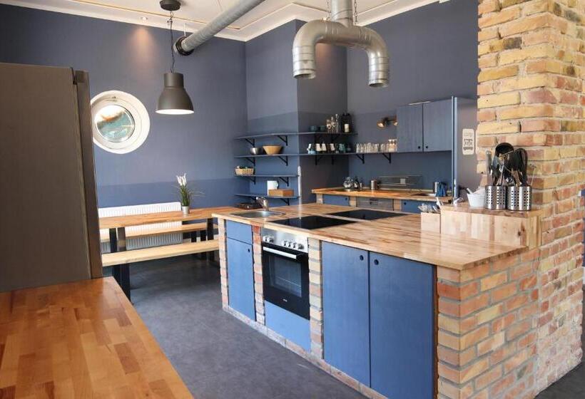 Blue Doors Hostel Ktv