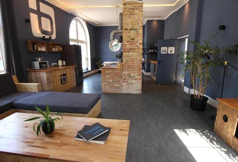 Blue Doors Hostel Ktv