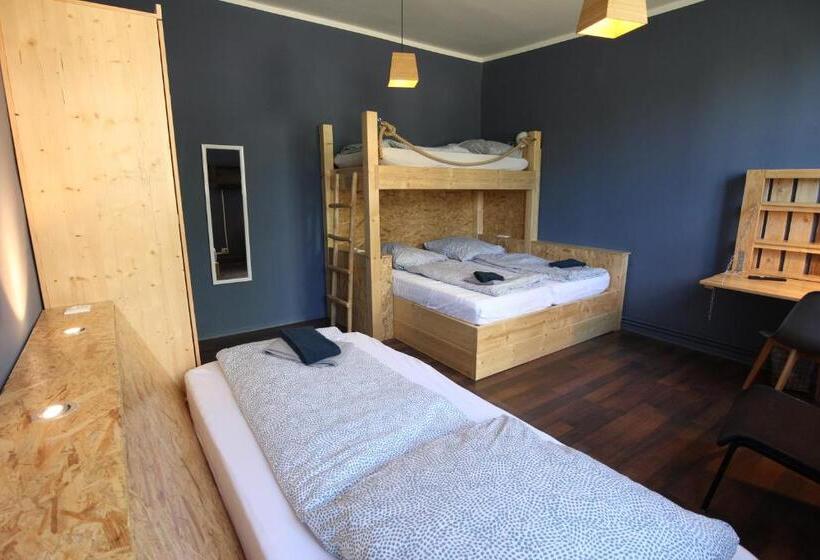 Blue Doors Hostel Ktv