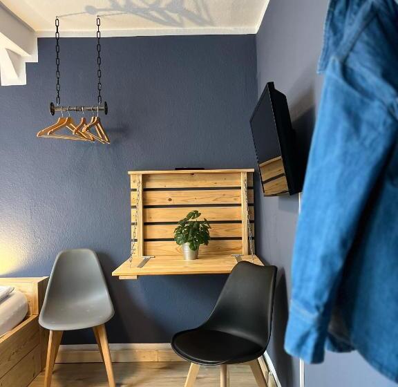 Blue Doors Hostel Ktv