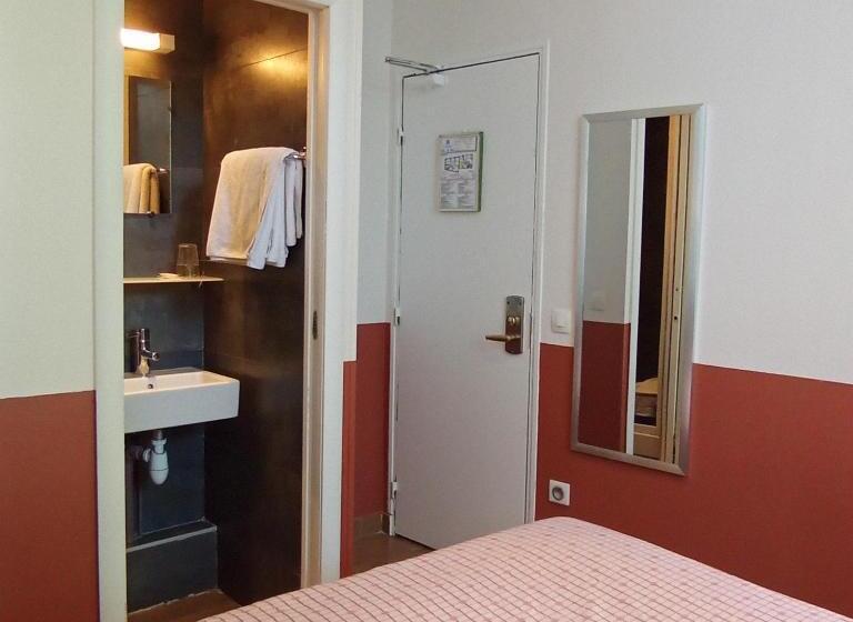 Caulaincourt Montmartre By Hiphophostels