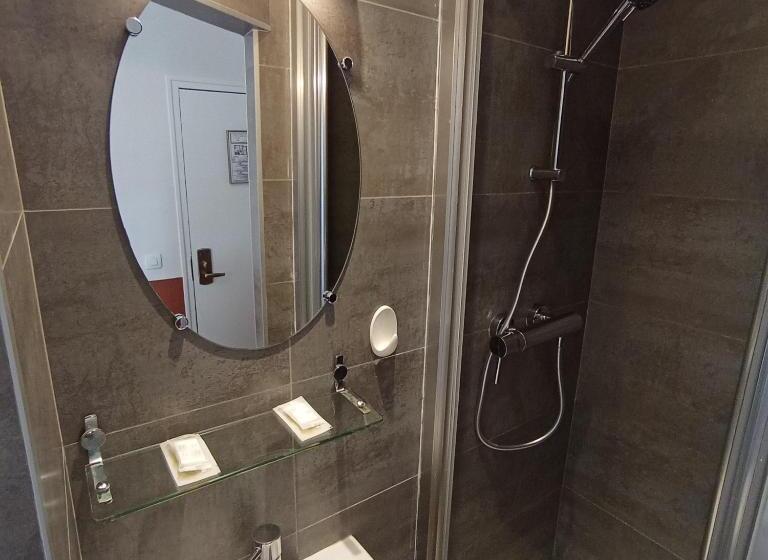 Caulaincourt Montmartre By Hiphophostels