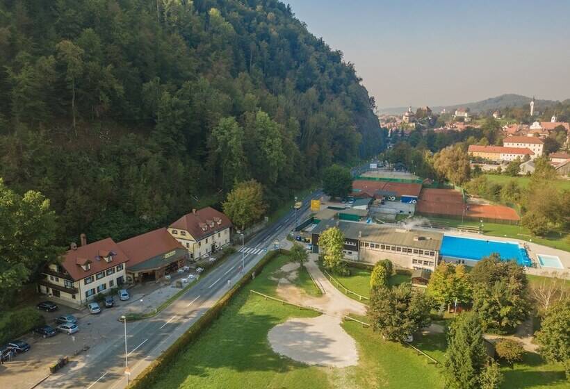 مسافرخانه B&b Pod Skalo