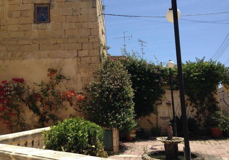 مسافرخانه The Burrow Guest House