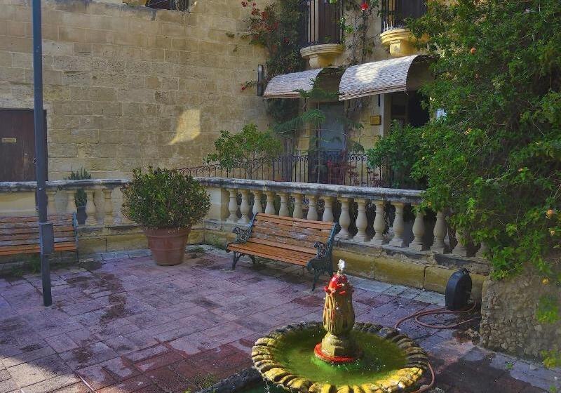 مسافرخانه The Burrow Guest House