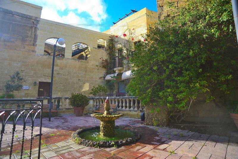 مسافرخانه The Burrow Guest House