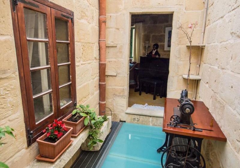 مسافرخانه The Burrow Guest House