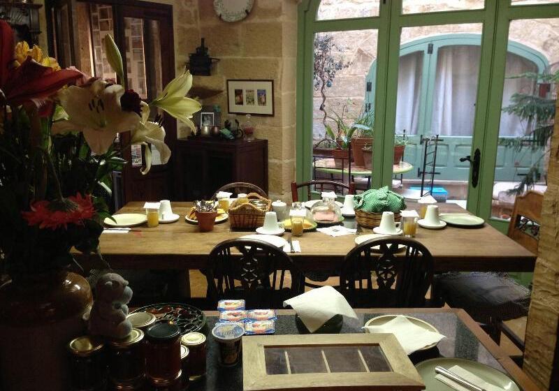 مسافرخانه The Burrow Guest House